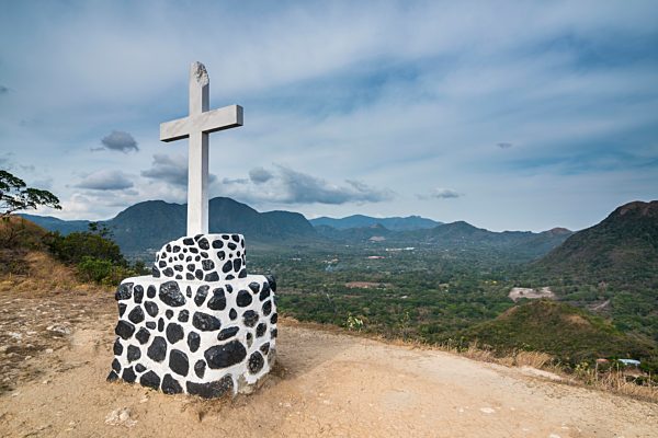Kreuz auf einem Aussichtspunkt über El Valle de Anton, Panama, Mittelamerika