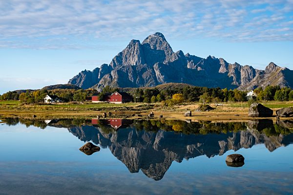 Herbstliche Landschaft, Wasserspiegelung mit Berg, nahe Svolvaer, Lofoten, Norwegen, Europa