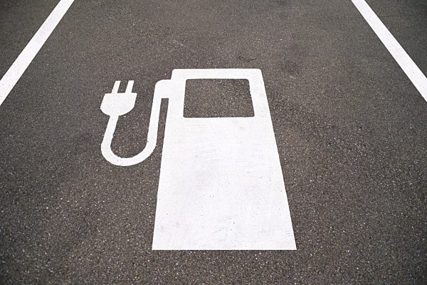 Symbol einer Elektrotankstelle auf einem Parkplatz, Bayern, Deutschland, Europa