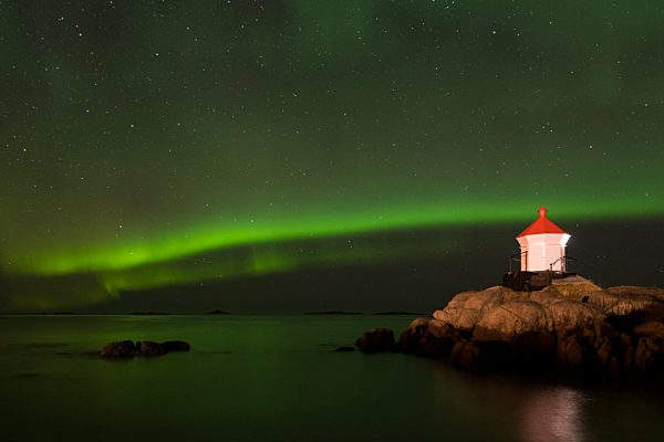 Nordlicht über Leuchtturm, Polarlicht (Aurora borealis), Eggum, Vestvagoy, Lofoten, Norwegen, Europa