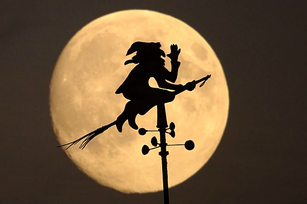 Hexe als Wetterfahne, Silhouette vor Vollmond, Hexensabbat Symbol, Baden-Württemberg, Deutschland, Europa