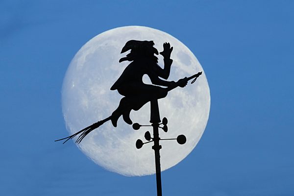 Hexe als Wetterfahne, Silhouette vor Vollmond, Hexensabbat Symbol, Baden-Württemberg, Deutschland, Europa