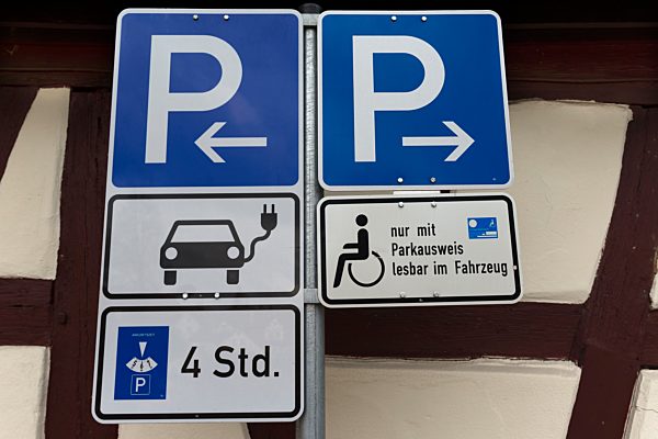 Schilder an einem Parkplatz, Spalt, Mittelfranken, Bayern, Deutschland, Europa