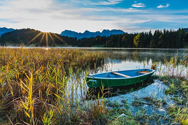 Sonnenaufgang und Morgennebel, Geroldsee, dahinter das Karwendelgebirge, Werdenfelser Land, Oberbayern, Bayern, Deutschland, Europa