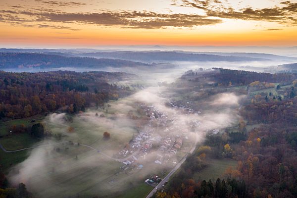 Drohnenaufnahme, Herbstnebel im Nassachtal, Mischwald, Baden-Württemberg, Deutschland, Europa