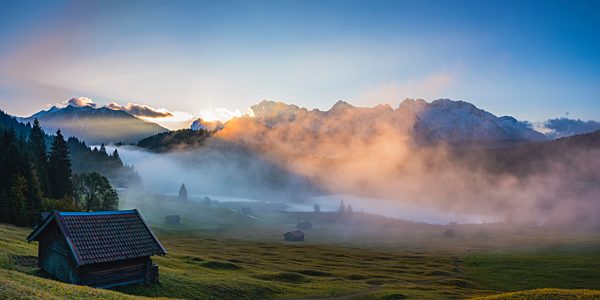 Sonnenaufgang und Morgennebel, Geroldsee, dahinter das Karwendelgebirge, Werdenfelser Land, Oberbayern, Bayern, Deutschland, Europa