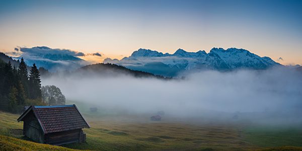 Sonnenaufgang und Morgennebel, Geroldsee, dahinter das Karwendelgebirge, Werdenfelser Land, Oberbayern, Bayern, Deutschland, Europa