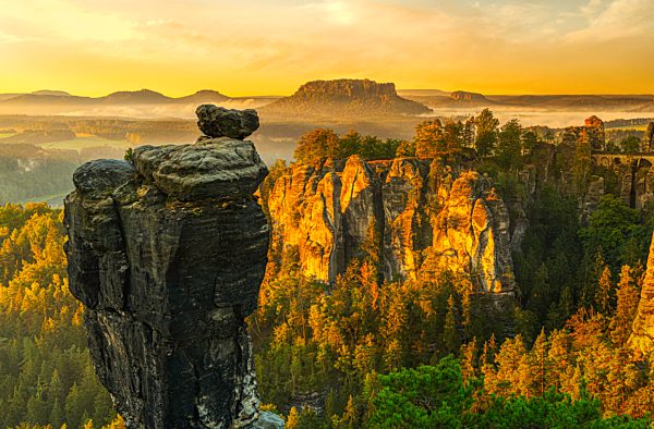 Sonnenaufgang an der Wehlnadel bei Rathen, hinten die Basteibrücke, Elbsandsteingebirge, Sächsische Schweiz, Sachsen, Deutschland, Europa