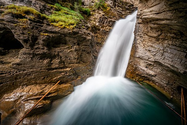 Wasserfall, Lower Falls, Gebirgsfluss in einer Klamm, Johnston Creek im Johnston Canyon, Bow Valley, Banff Nationalpark, Rocky Mountains, Alberta, Kanada, Nordamerika