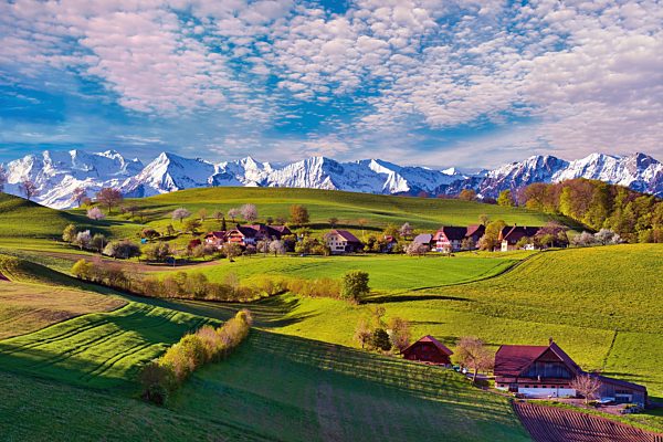 Bauernhäuser bei Belpberg, Ausblick auf verschneite Berner Alpen, Kanton Bern, Schweiz, Europa