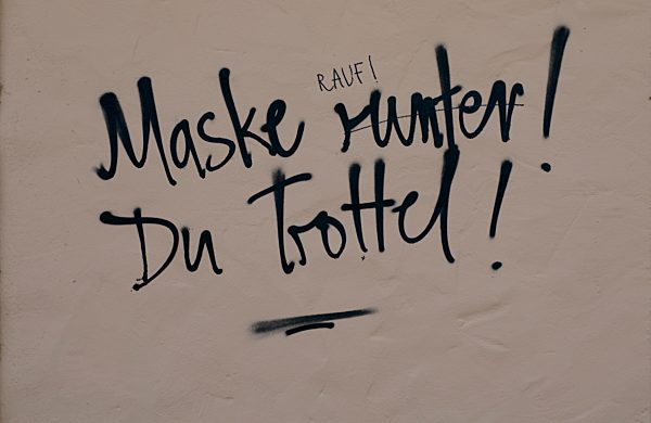 Graffiti von Maskenverweigerer auf Hauswand, MASKE RUNTER! DU TROTTEL! Corona-Krise, Tübingen, Baden-Württemberg, Deutschland, Europa