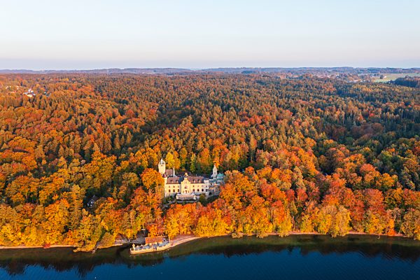 Schloss Seeburg am Starnberger See im Abendlicht, bei Münsing, herbstlicher Mischwald, Fünfseenland, Luftbild, Oberbayern, Bayern, Deutschland, Europa