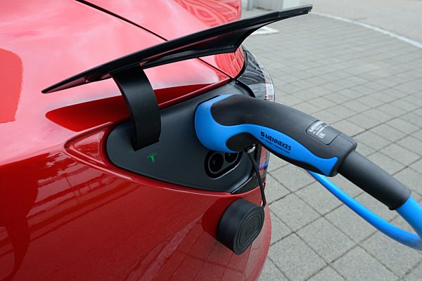 Ladeanschluss mit Ladekabel an Auto Tesla Model 3, Deutschland, Europa