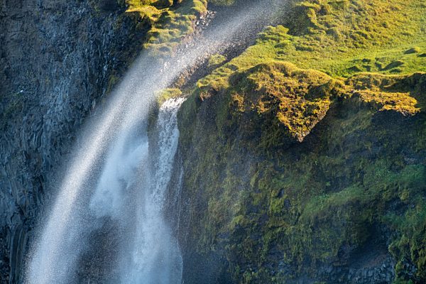 Wasserfall stürzt über Klippe und wird durch Wind verweht, Halbinsel Skagi, Skagafjörður, Norðurland vestra, Island, Europa