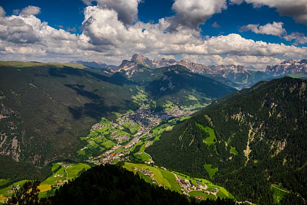 Blick vom Gipfel des Puflatsch, einer Anhöhe der Seiseralm, auf den Ort St. Ulrich im Grödnertal und die Gipfel der Geisler-Gruppe, Südtirol, Italien, Europa