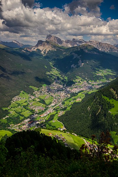 Blick vom Gipfel des Puflatsch, einer Anhöhe der Seiseralm, auf den Ort St. Ulrich im Grödnertal und die Gipfel der Geisler-Gruppe, Südtirol, Italien, Europa