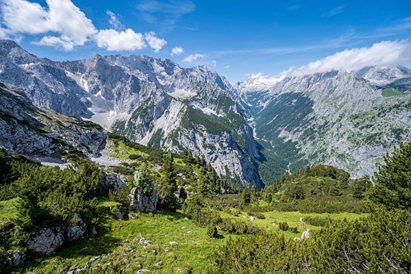 Ausblick ins Reintal und auf die Gipfel des Wettersteingebirges, links Hochwanner und Hinterreintalschrofen, rechts Gipfel der Zugspitze und Alpspitze mit Zugspitzplatt, Wanderweg zur Meilerhütte, Wettersteingebirge, Garmisch Partenkirchen, Bayern, Deutsc