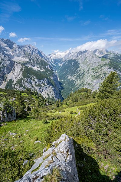 Ausblick ins Reintal, hinten Gipfel der Zugspitze und Alpspitze mit Zugspitzplatt, Wanderweg zur Meilerhütte, Wettersteingebirge, Garmisch Partenkirchen, Bayern, Deutschland, Europa