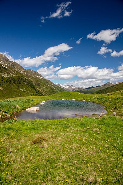 Kleiner Bergsee bei Tschuggen, Flüelapass, Graubünden, Schweiz, Europa