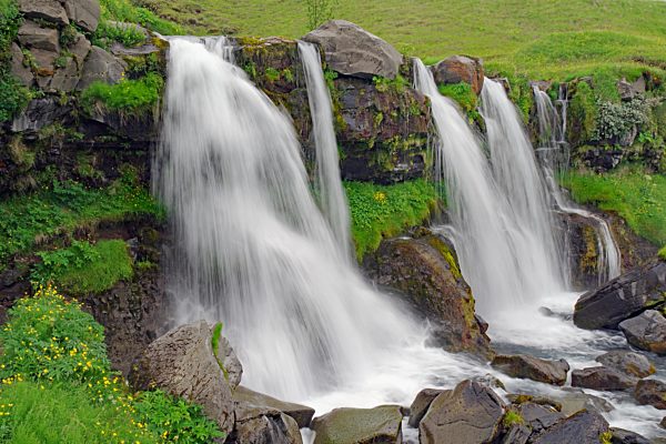 Kleiner Wasserfall in grüner Landschaft, Gluggafoss, Merkjarfoss
