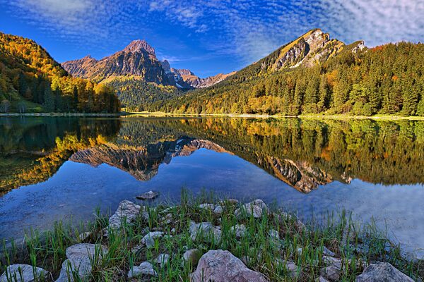 Obersee im Herbst, Spiegelung der Berge Brünnelistock und Bärensoolspitz, Kanton Glarus, Schweiz, Europa