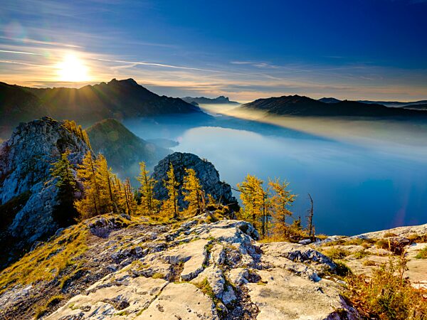 Ausblick vom Großen Schoberstein auf Attersee und Mondsee im Abendlicht, hinten der Schafberg und die Drachenwand, Salzkammergut, Oberösterreich, Österreich, Europa