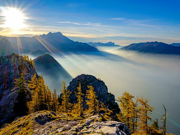Ausblick vom Großen Schoberstein auf Attersee und Mondsee im Dunst, hinten der Schafberg und die Drachenwand, Salzkammergut, Oberösterreich, Österreich, Europa