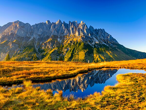 Mandlwände spiegeln sich in einem Bergsee, Mandlwand, Hochkönig, Berchtesgadener Alpen, Mühlbach am Hochkönig, Pongau, Salzburg, Österreich, Europa