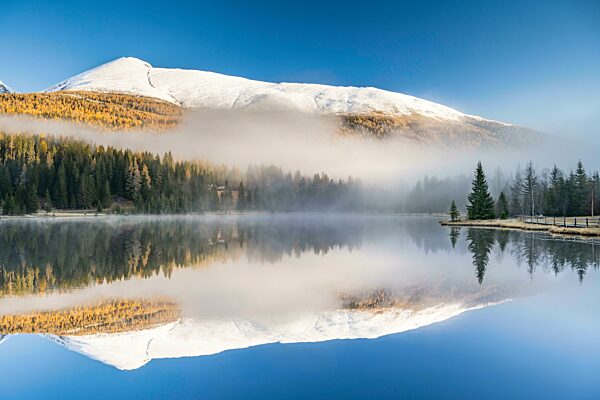 Prebersee im Herbst, Nebelstimmung mit Spiegelung, Lungau, Land Salzburg, Salzburg, Österreich, Europa