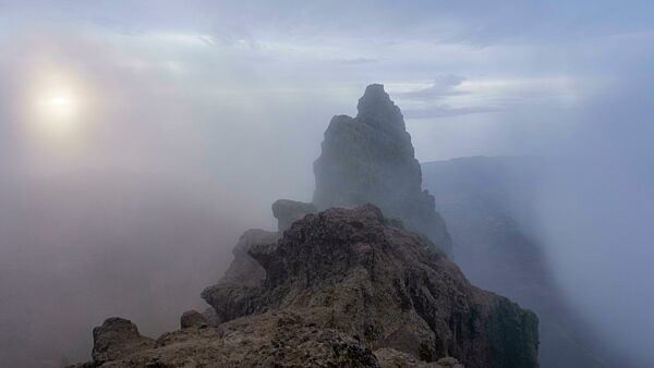Sonnenaufgang bei Nebel, Morro de la Agujereada, Pico de las Nieves, höchster Punkt, Gran Canaria, Kanarische Inseln, Spanien, Europa