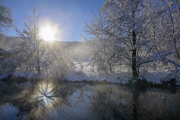 Herrliche Winterstimmung mit Lichtreflexion am Piestingfluss, Piesting, Niederösterreich, Österreich, Europa