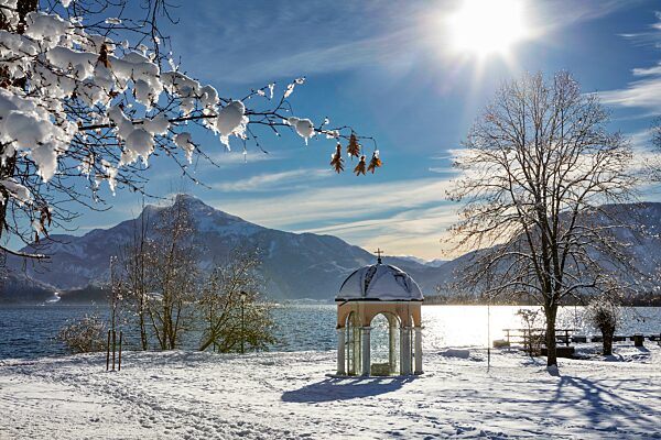 Seepromenade mit Schafberg, Mondsee, Salzkammergut, Oberösterreich, Österreich, Europa