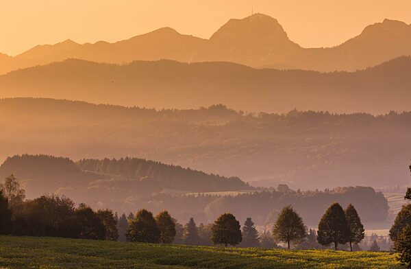 Morgendunst im Voralpenland beim Sonnenaufgang an der Wilpartinger Wallfahrtskirche, Wilparting, Bayern, Deutschland, Europa