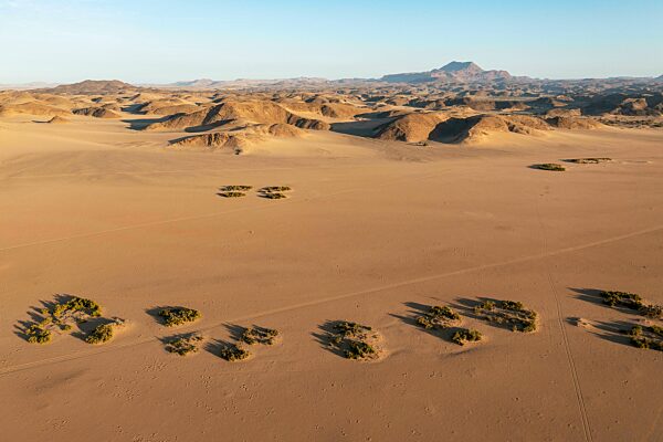 Sandige Wüstenebenen und kahle Gebirgszüge, Luftbild, Drohnenaufnahme, Damaraland, Kunene Region, Namibia, Afrika