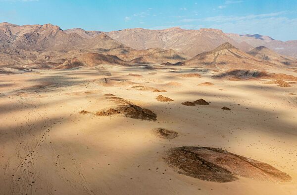 Trockene Ebenen und der Brandberg, Namibias höchster Berg, Luftbild, Drohnenaufnahme, Damaraland, Erongo Region, Namibia, Afrika
