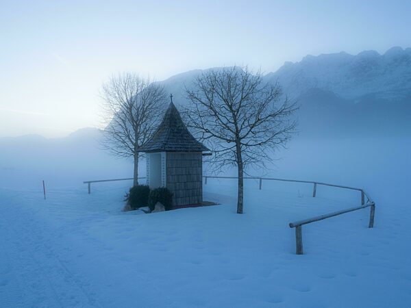 Kapelle vor Grimming im Morgennebel, Bad Mitterndorf, Steiermark, Österreich, Europa