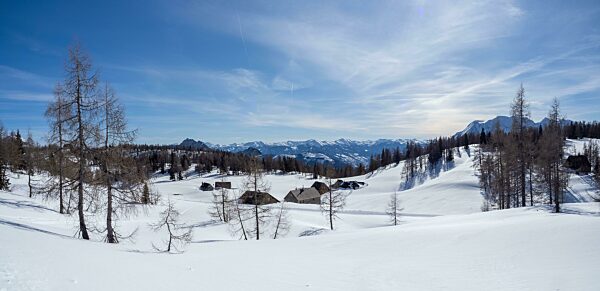 Blauer Himmel über Winterlandschaft, Almhütten im Schnee, verschneite Berggipfel, Panorama, Tauplitzalm, Steiermark, Österreich, Europa