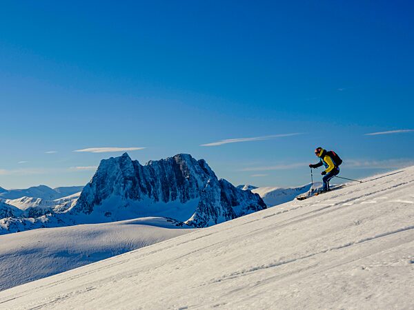 Skitourengeher bei der Abfahrt, hinten der Breitinbden, Insel Senja, Troms, Norwegen, Europa