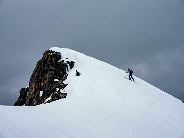 Skitourengeher kurz vor dem Gipfel des Kyle, Insel Senja, Troms, Norwegen, Europa
