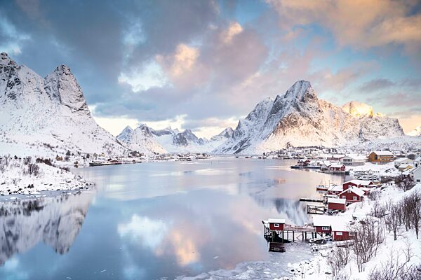 Fischerdorf Reine im Winter bei Morgenstimmung, Reinefjord, Moskenesøya, Lofoten, Norwegen, Europa