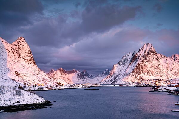 Verschneite Berge bei Fischerdorf Reine, Morgenstimmung, Reinefjord, Moskenesøya, Lofoten, Norwegen, Europa