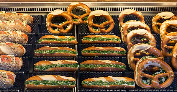 Belegte mini baguettes und belegte Brezeln in der Auslage eines Cafés, Bayern, Deutschland, Europa