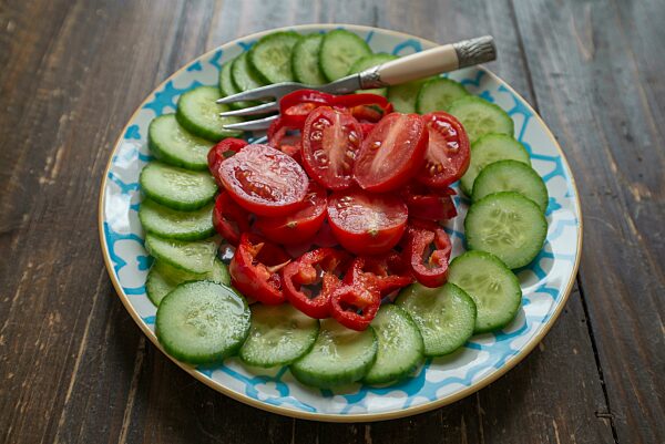 Teller mit frischem Gemüse, Gurken, Paprika und Tomten, Bayern, Deutchland