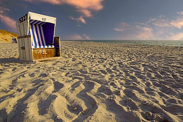 Strandkorb am Hauptstrand von Rantum am Abend, Sylt, nordfriesische Inseln, Nordfriesland, Schleswig-Holstein, Deutschland, Europa