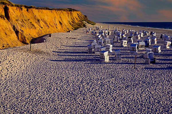 Strand und Strandkörbe am roten Kliff am Abend, Kampen, Sylt, nordfriesische Inseln, Nordfriesland, Schleswig-Holstein, Deutschland, Europa