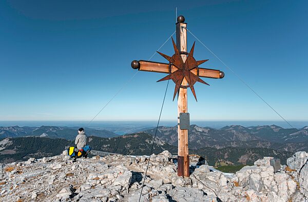 Bergsteiger am Gipfelkreuz vom Guffert, Brandenberger Alpen, Tirol, Österreich, Europa