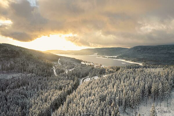 Luftbild von Winterlandschaft am Schluchsee im Schwarzwald, Deutschland, Europa
