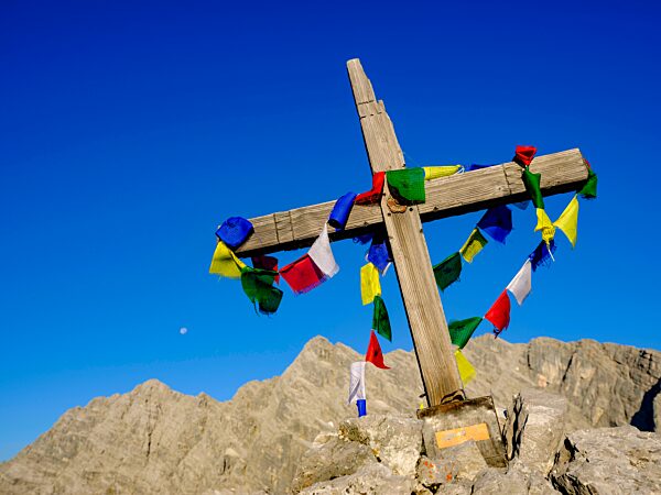 Buddhistische Gebetsfahnen am Gipfelkreuz des Kleinen Watzmann, hinten der Watzmann, Berchtesgadener Alpen, Nationalpark Berchtesgaden, Schönau am Königssee, Berchtesgadener Land, Bayern, Deutschland, Europa