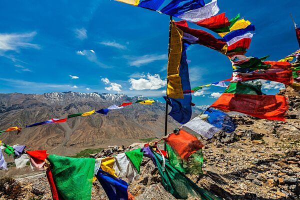 Buddhistische Gebetsfahnen lungta mit dem Mantra Om mani padme hum im Spiti-Tal im Himalaya, Himachal Pradesh, Indien, Asien