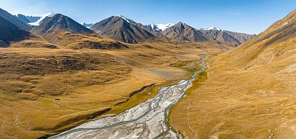 Burkhan Tal mit mäanderndem Burkhan Fluss, zwischen vergletscherten Berggipfeln, Luftaufnahme, Arabel Tal, Tian Shan, Kirgistan, Asien